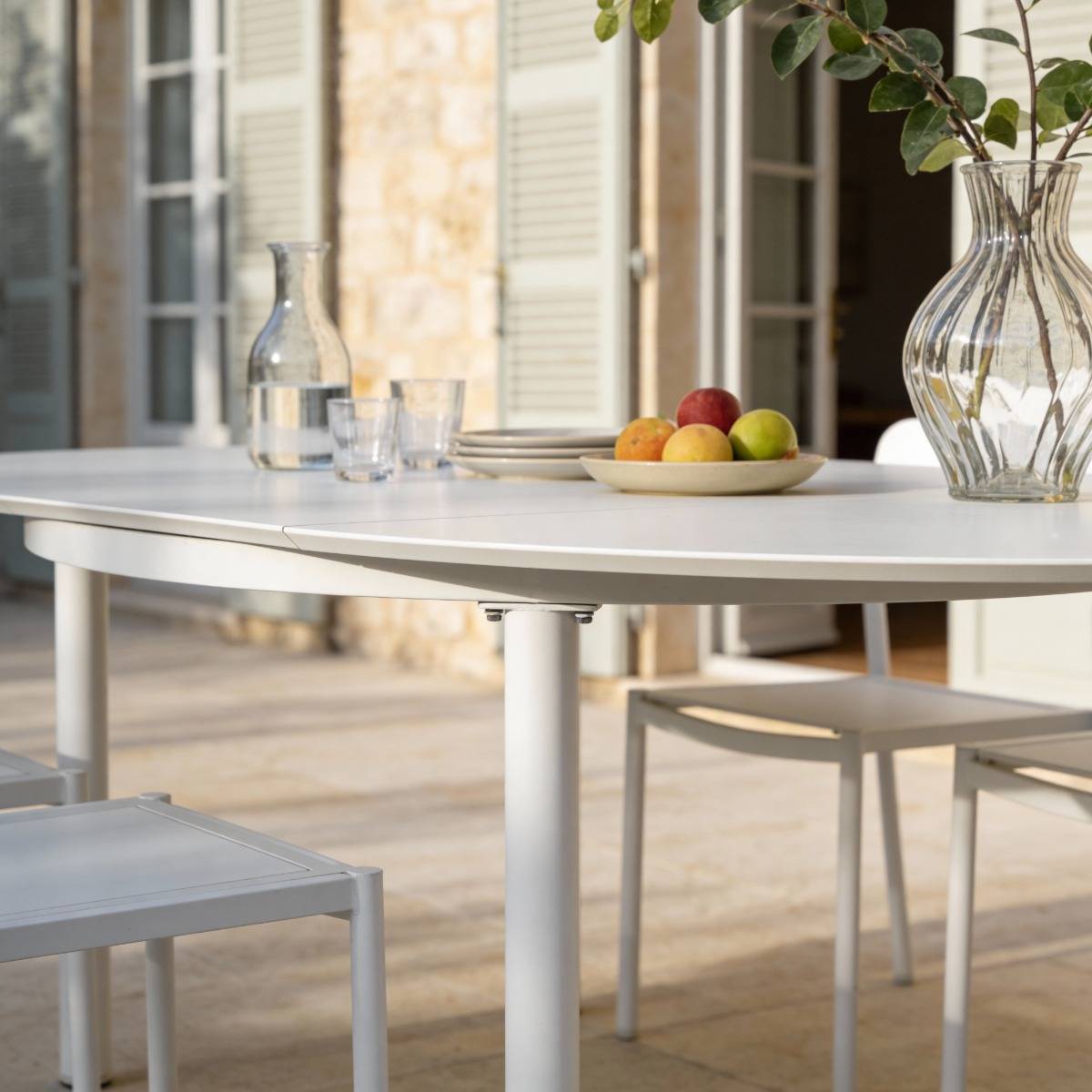 Table de jardin ronde en aluminium blanc cassé Kaïa
