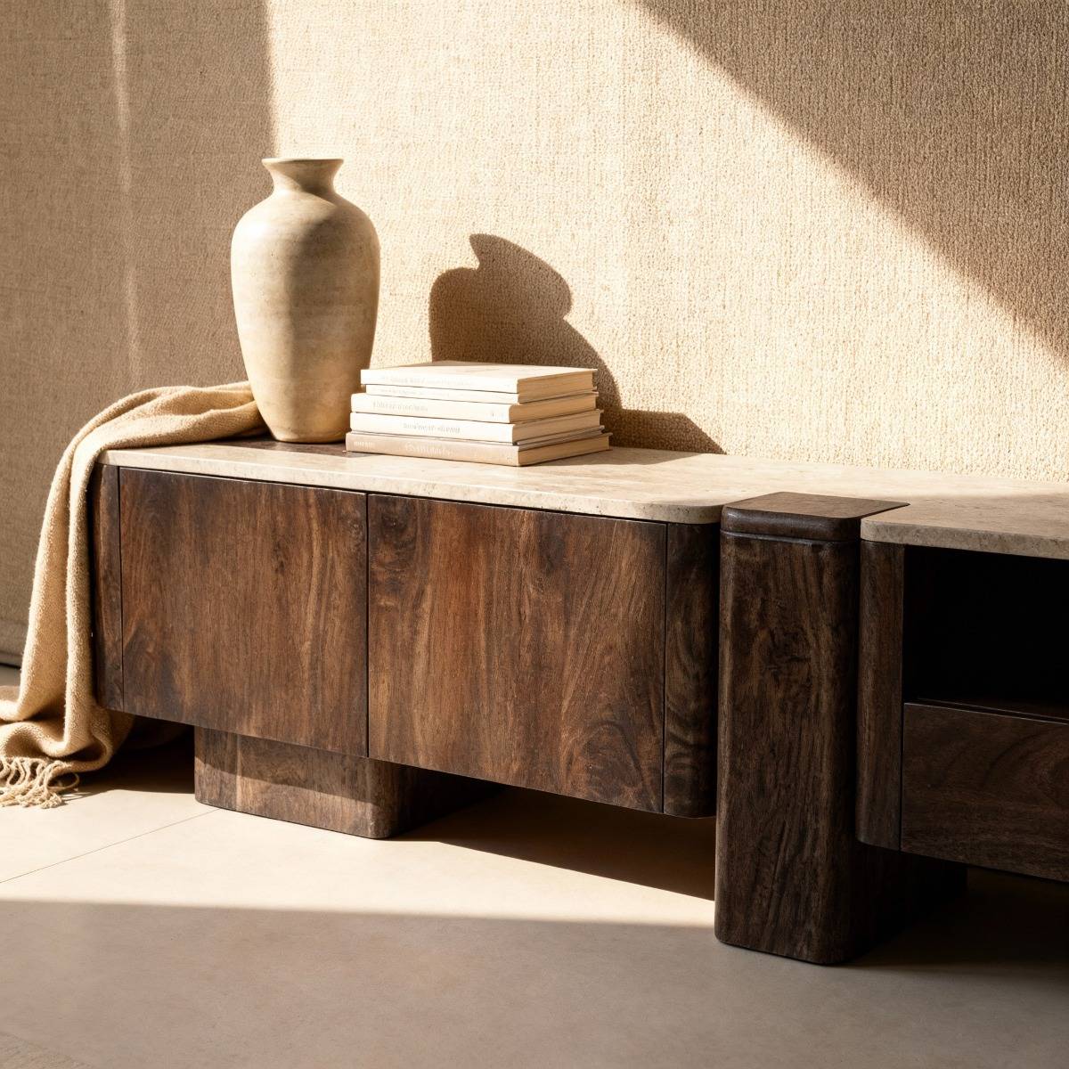 Meuble TV en bois de manguier et en travertin Carola