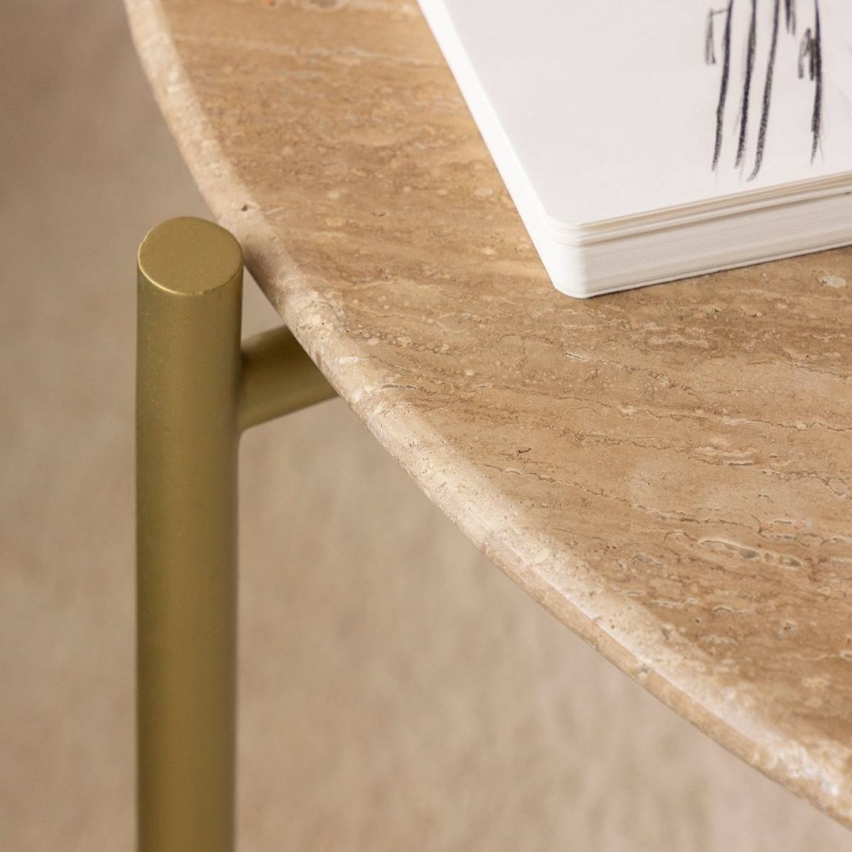 Table basse ronde en marbre et métal doré Cerys