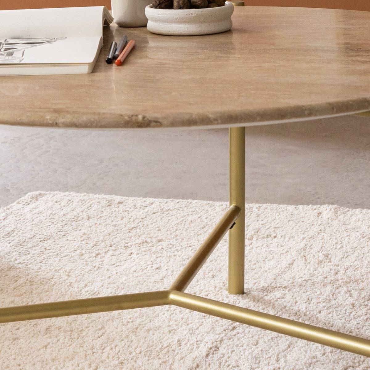 Table basse ronde en marbre et métal doré Cerys