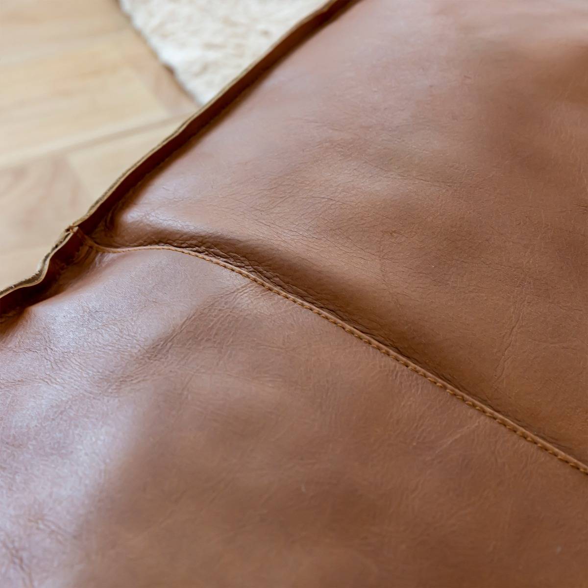 Pouf en cuir petit modèle Mina