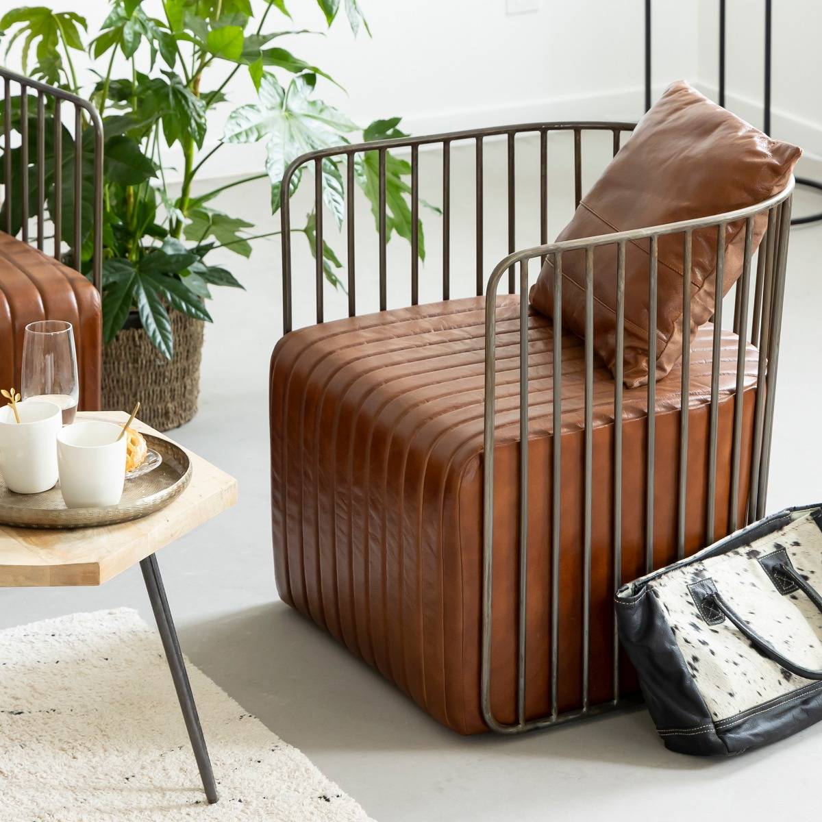 Fauteuil en cuir marron et métal Zora