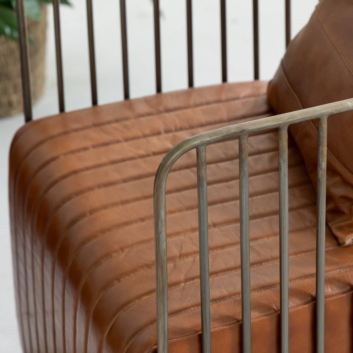 Fauteuil en cuir marron et métal Zora