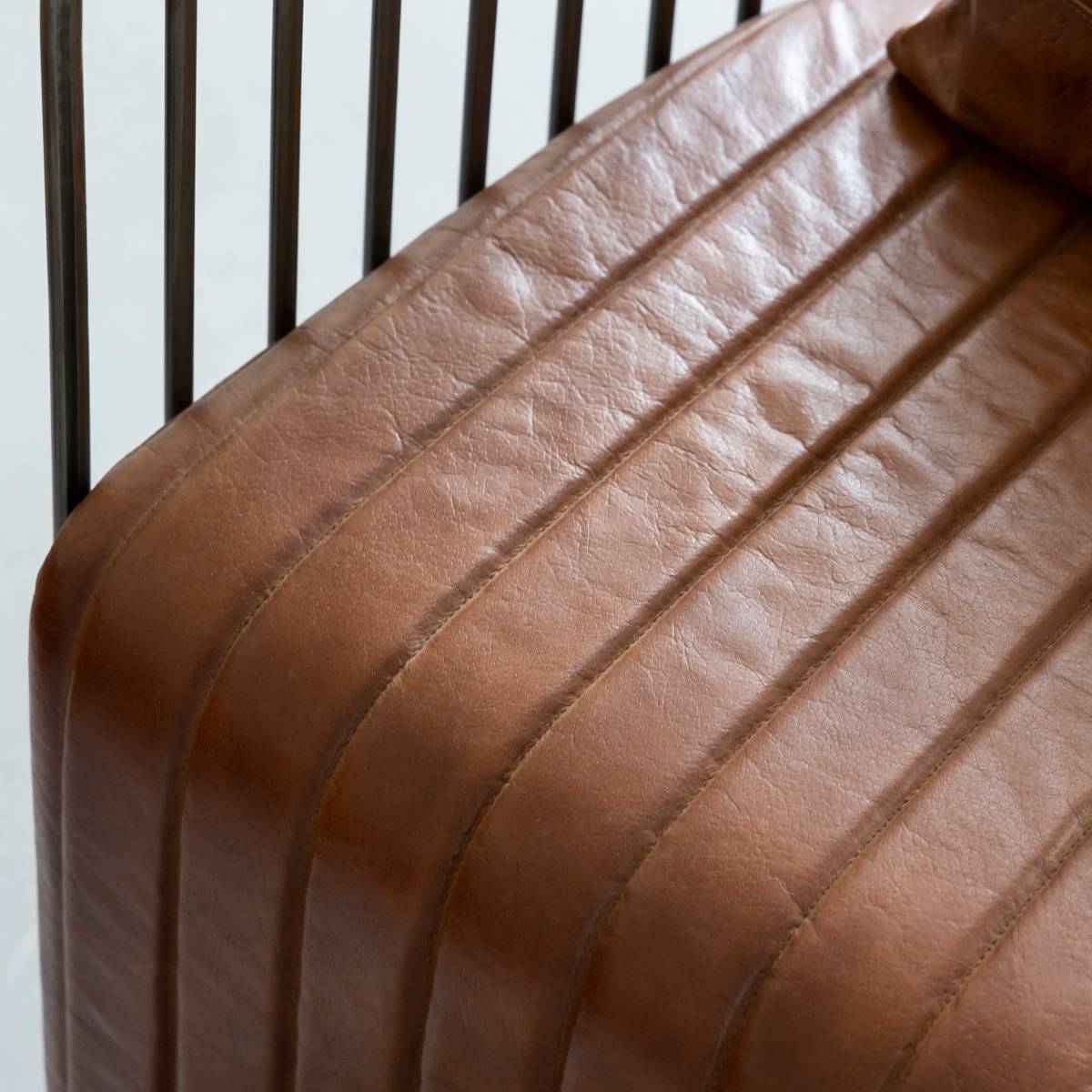 Fauteuil en cuir marron et métal Zora