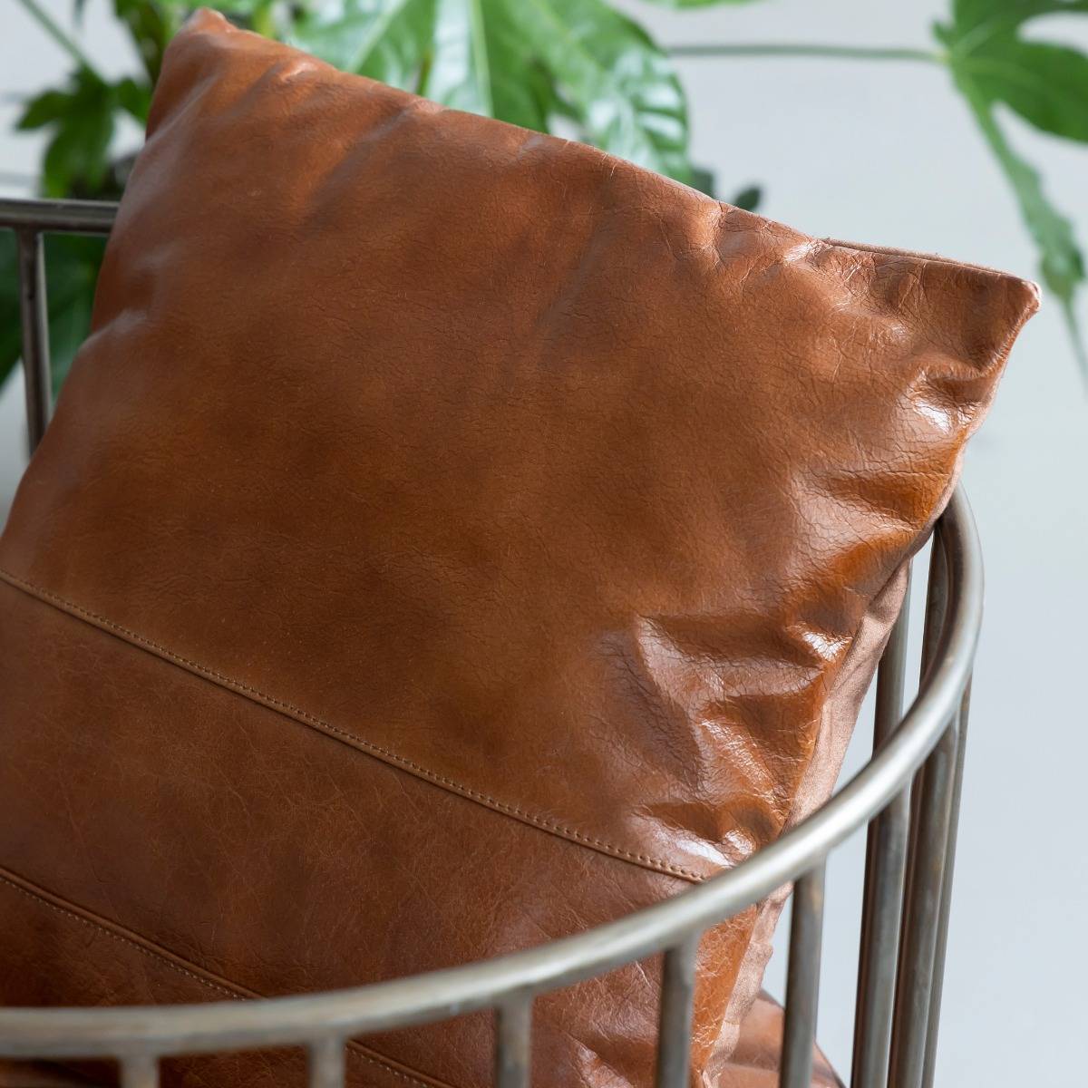 Fauteuil en cuir marron et métal Zora