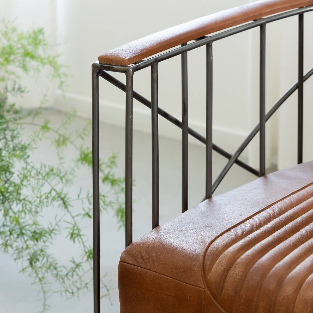 Fauteuil style aviateur en cuir marron et métal Zora