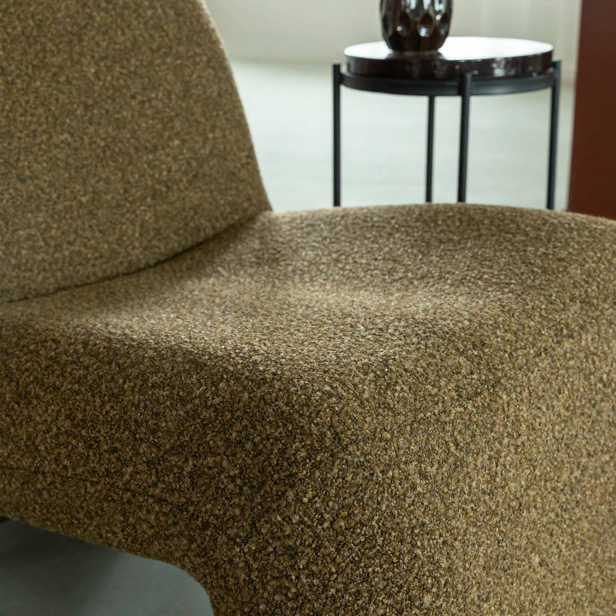 Fauteuil en tissu bouclette marron Calya