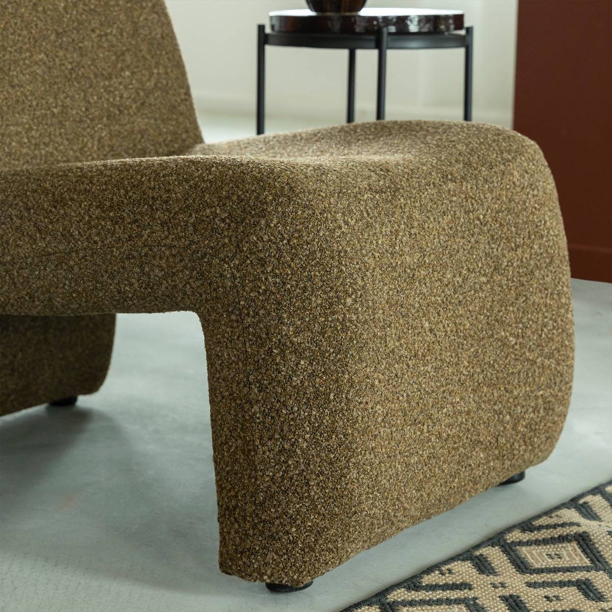 Fauteuil en tissu bouclette marron Calya
