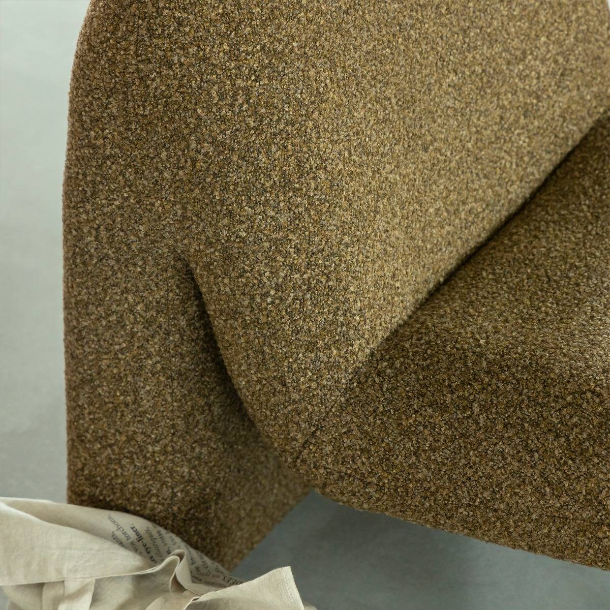 Fauteuil en tissu bouclette marron Calya