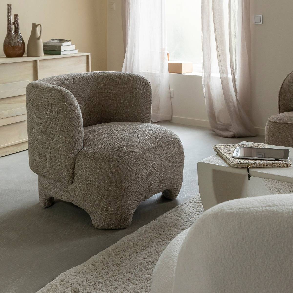 Fauteuil arrondi en tissu taupe Norton