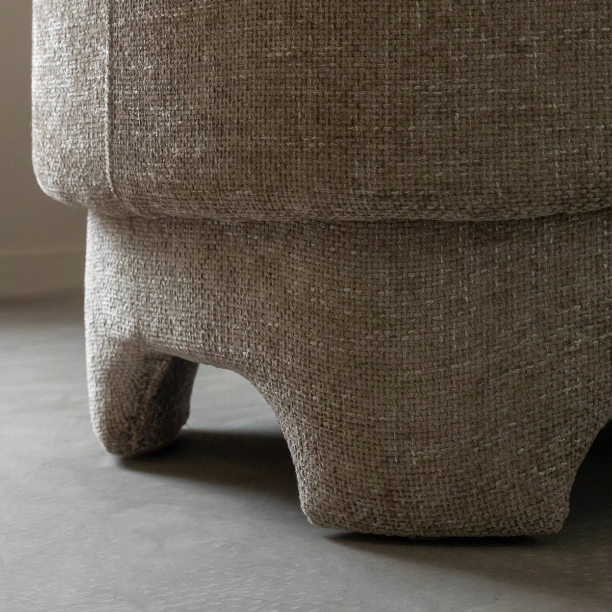 Fauteuil arrondi en tissu taupe Norton