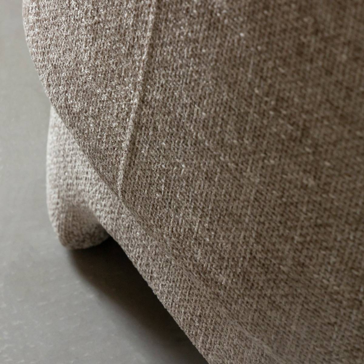 Fauteuil arrondi en tissu taupe Norton