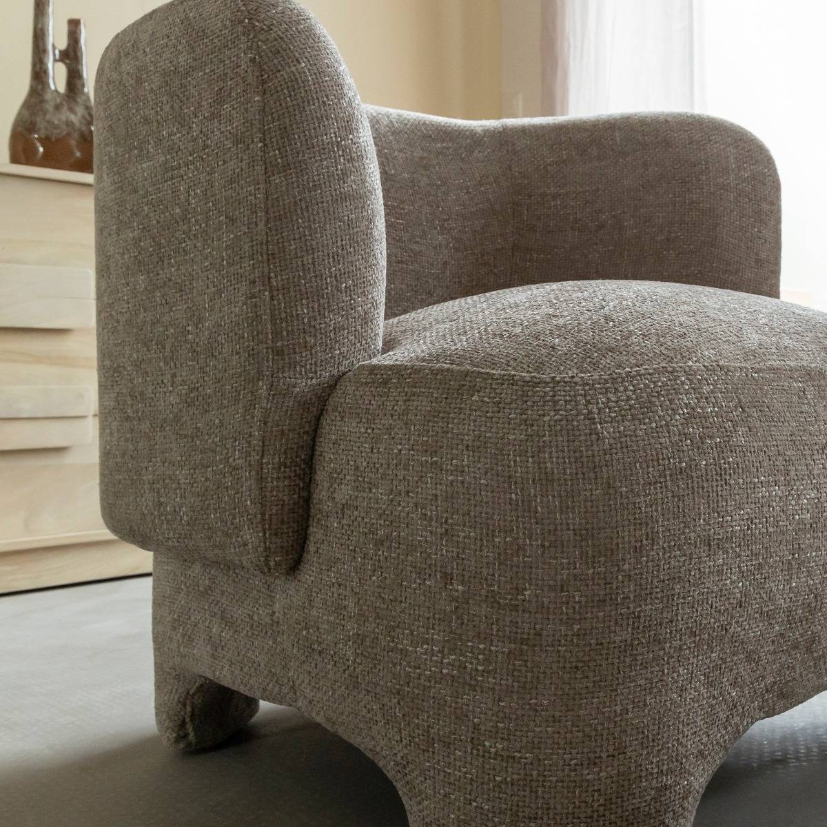 Fauteuil arrondi en tissu taupe Norton