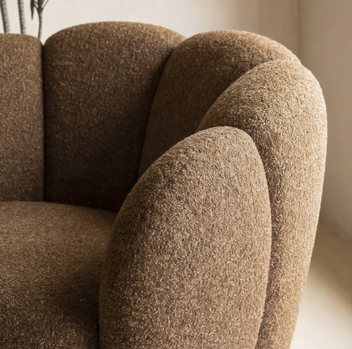 Fauteuil en tissu bouclette marron Margot