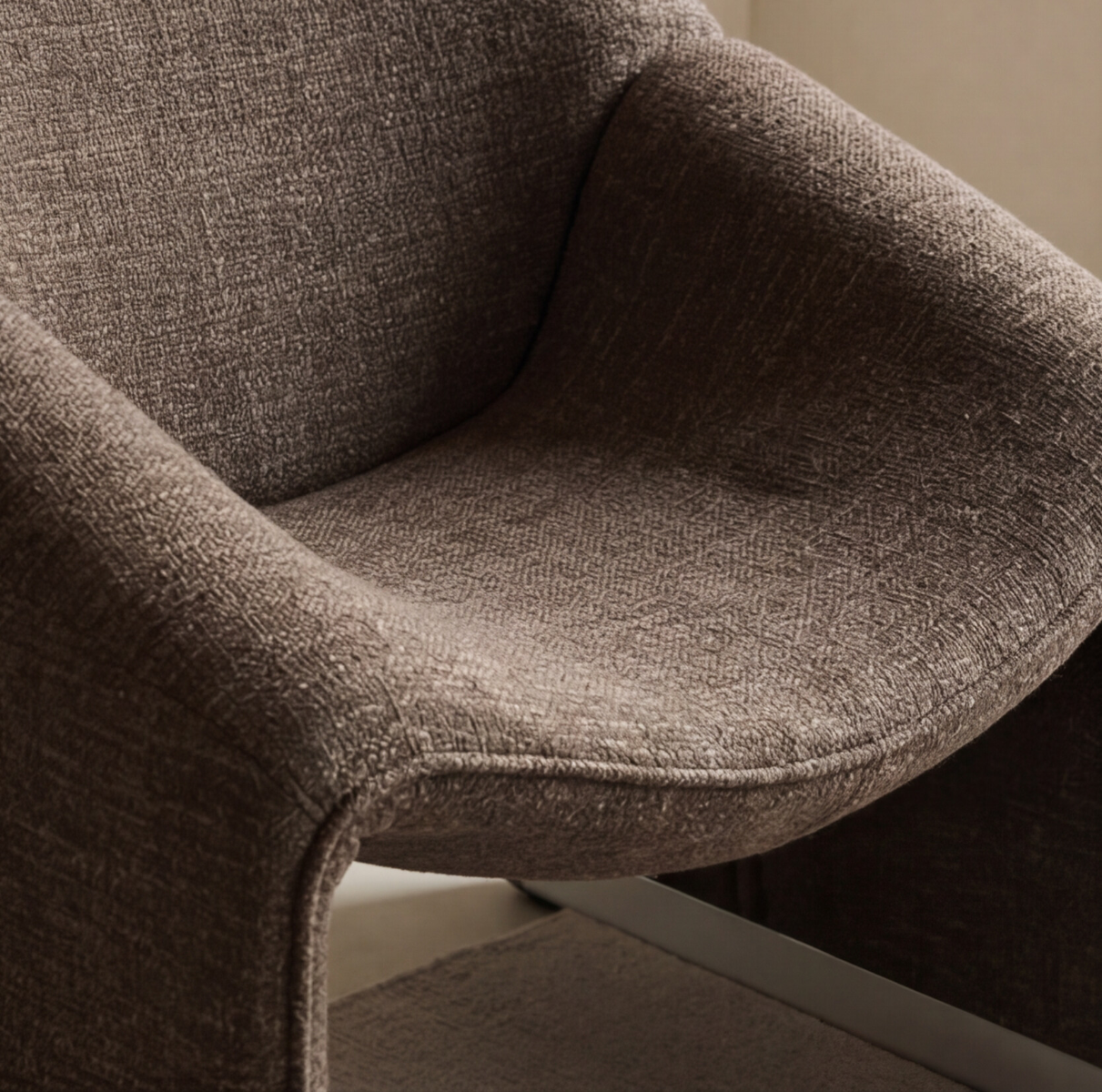 Fauteuil confort en tissu marron Théa