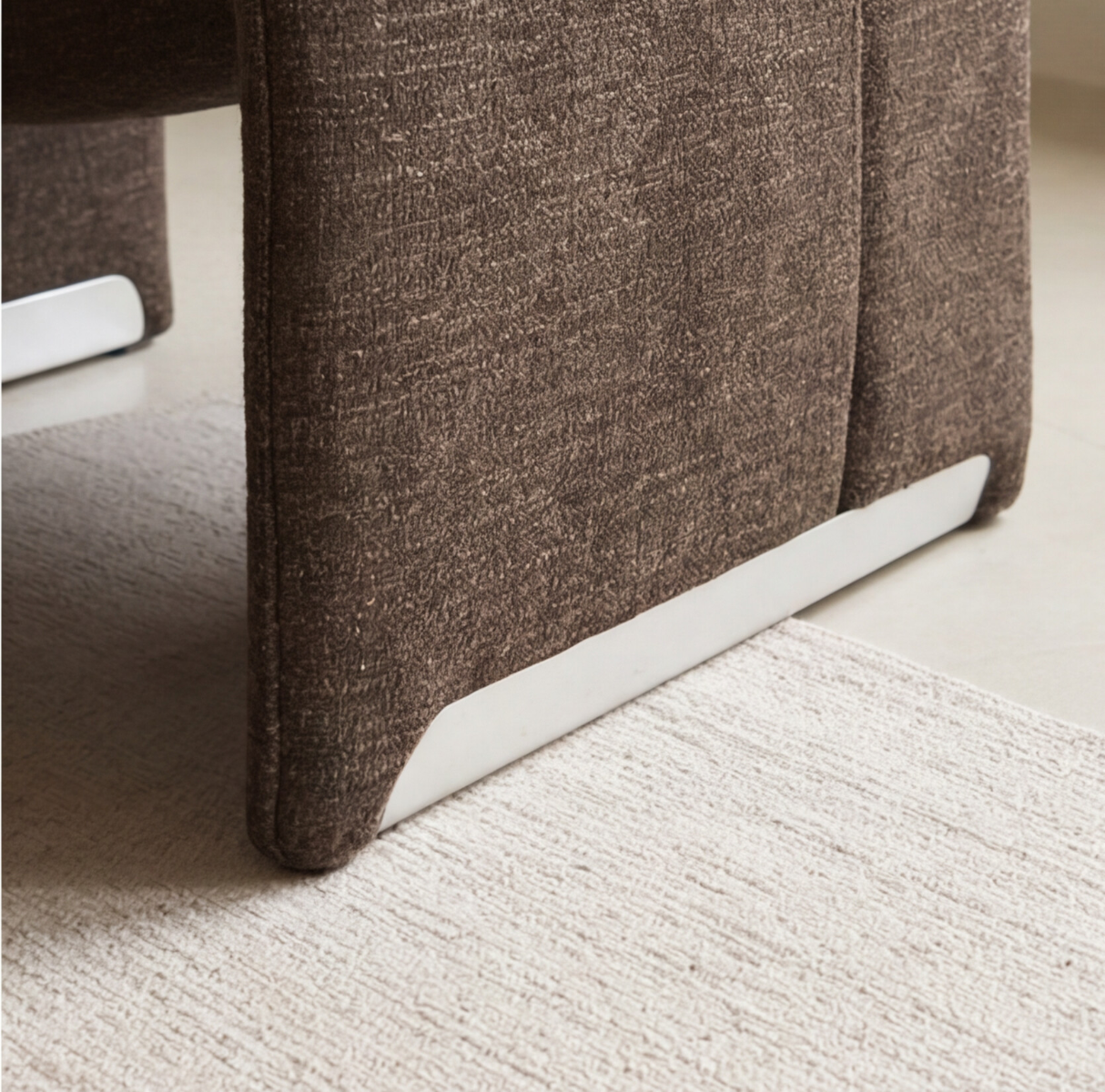 Fauteuil confort en tissu marron Théa
