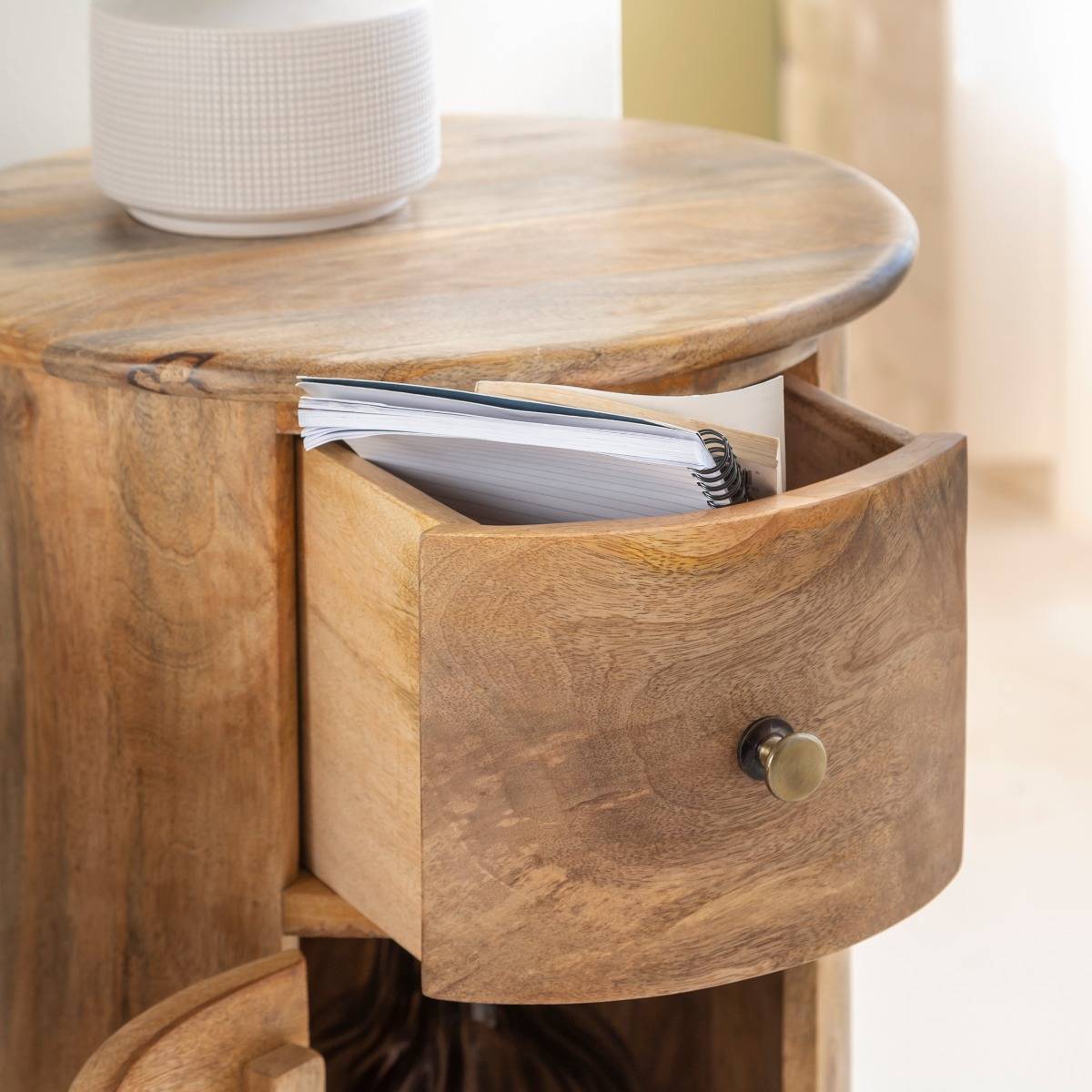 Table de chevet ronde en bois de manguier avec porte Maëva