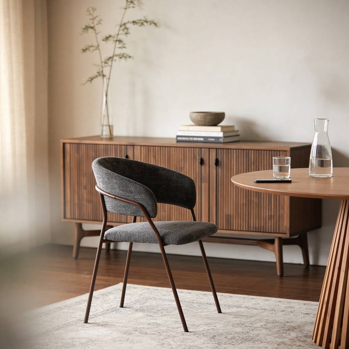 Chaise arrondie tissu gris chiné et pieds en métal effet bois Kanoa (lot de 2)