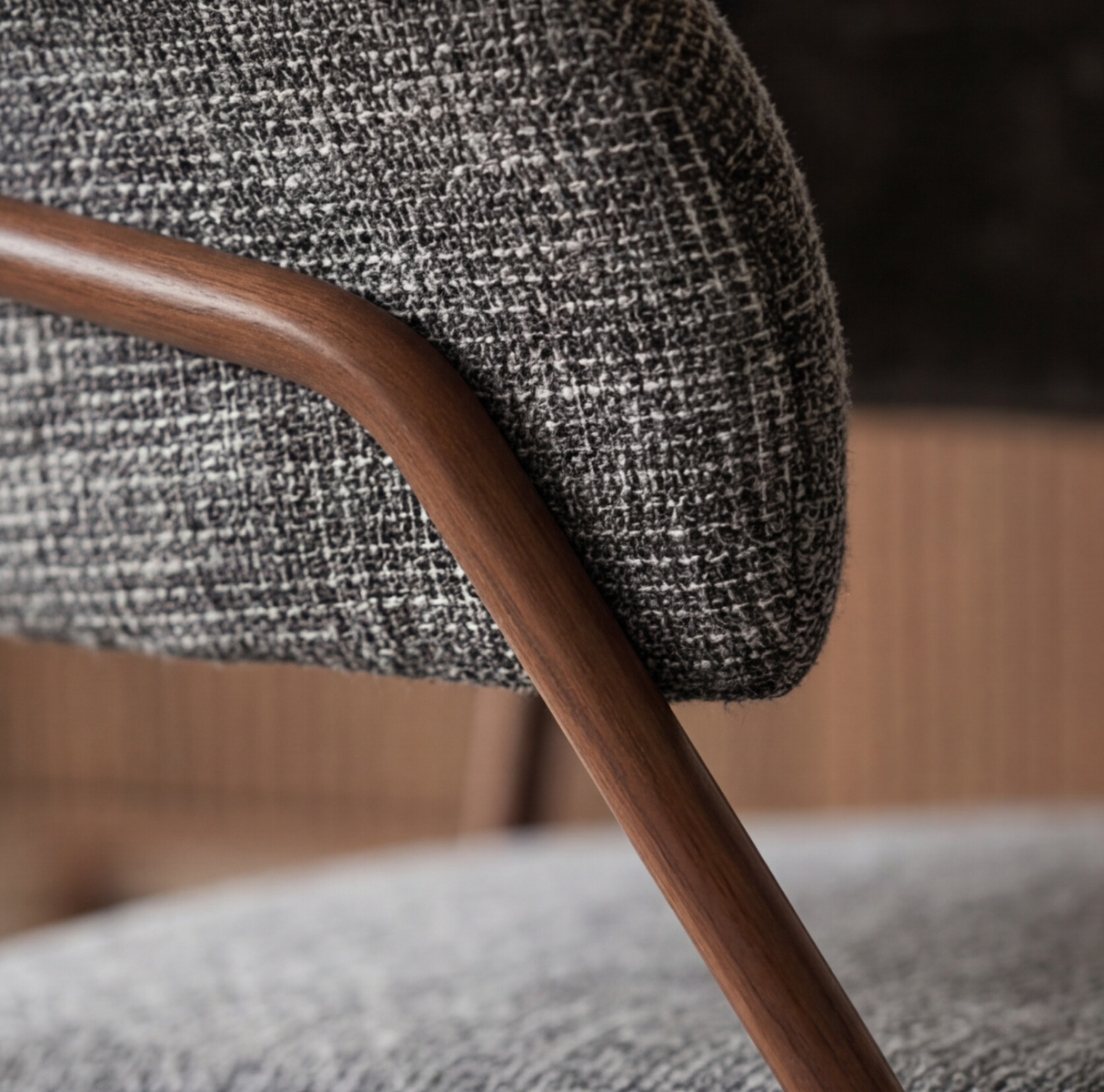 Chaise arrondie tissu gris chiné et pieds en métal effet bois Kanoa (lot de 2)