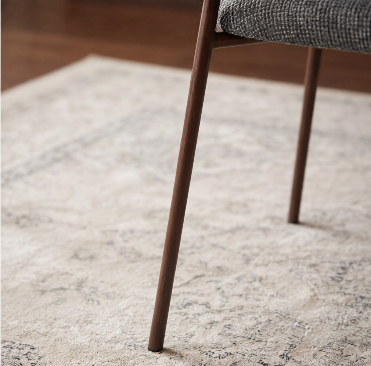 Chaise arrondie tissu gris chiné et pieds en métal effet bois Kanoa (lot de 2)