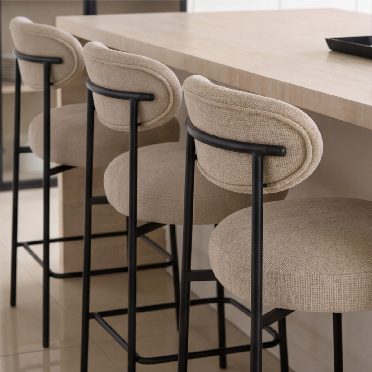 Tabouret de bar en tissu écru et pieds en métal noir Janis (lot de 2)