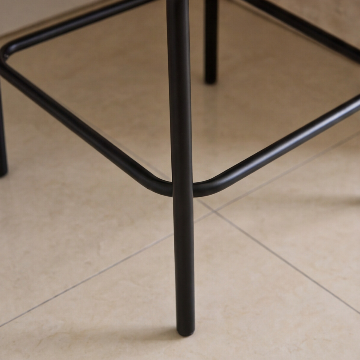 Tabouret de bar en tissu écru et pieds en métal noir Janis (lot de 2)