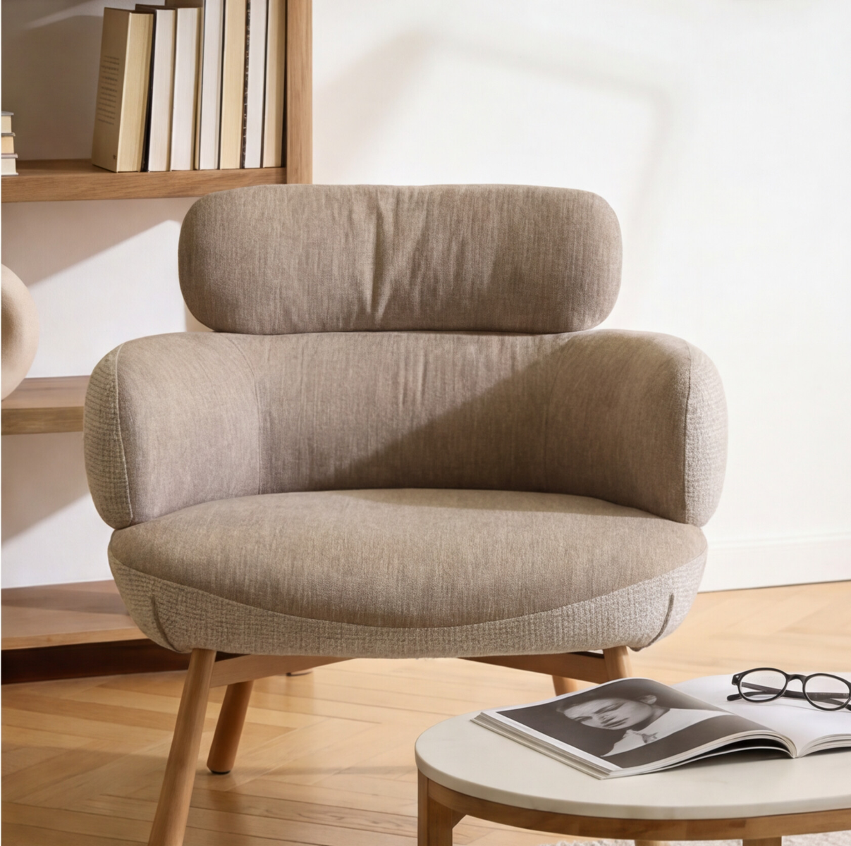 Fauteuil en tissu taupe et pieds en métal effet bois Aléa