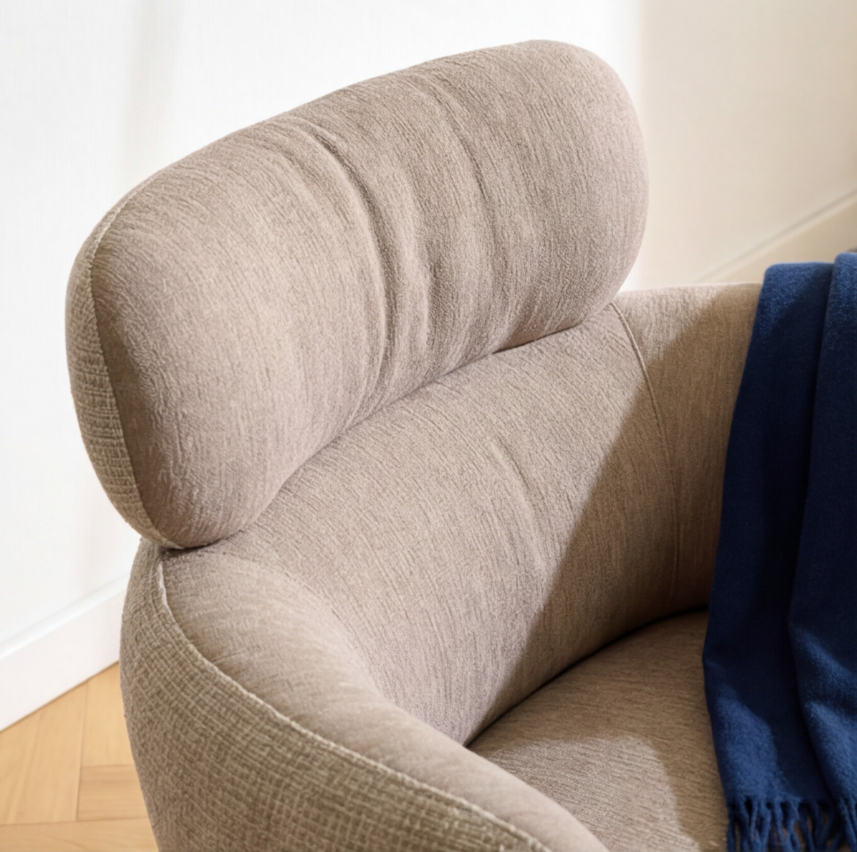 Fauteuil en tissu taupe et pieds en métal effet bois Aléa