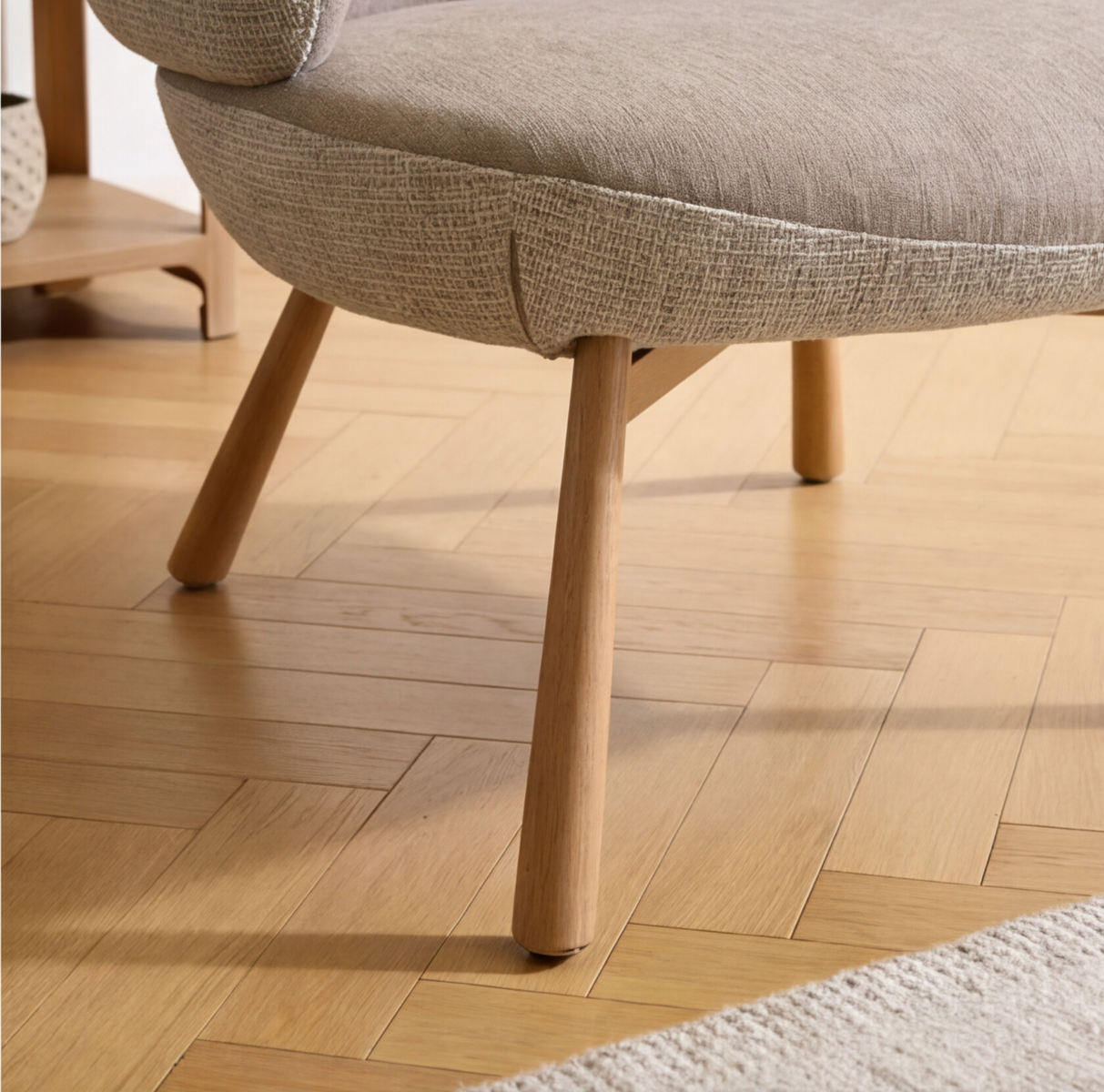 Fauteuil en tissu taupe et pieds en métal effet bois Aléa