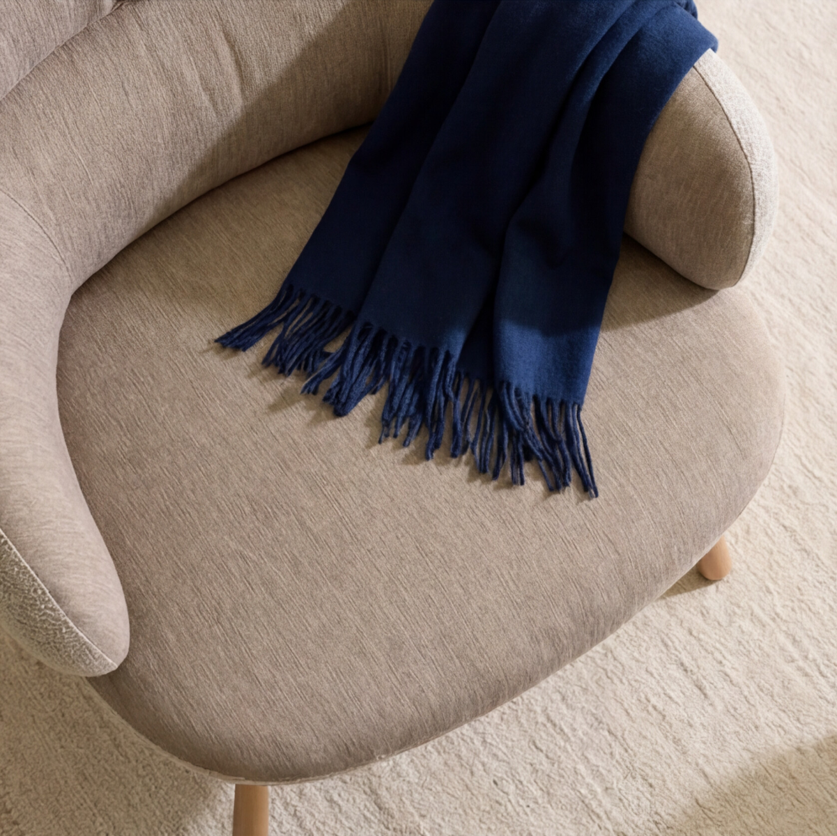 Fauteuil en tissu taupe et pieds en métal effet bois Aléa