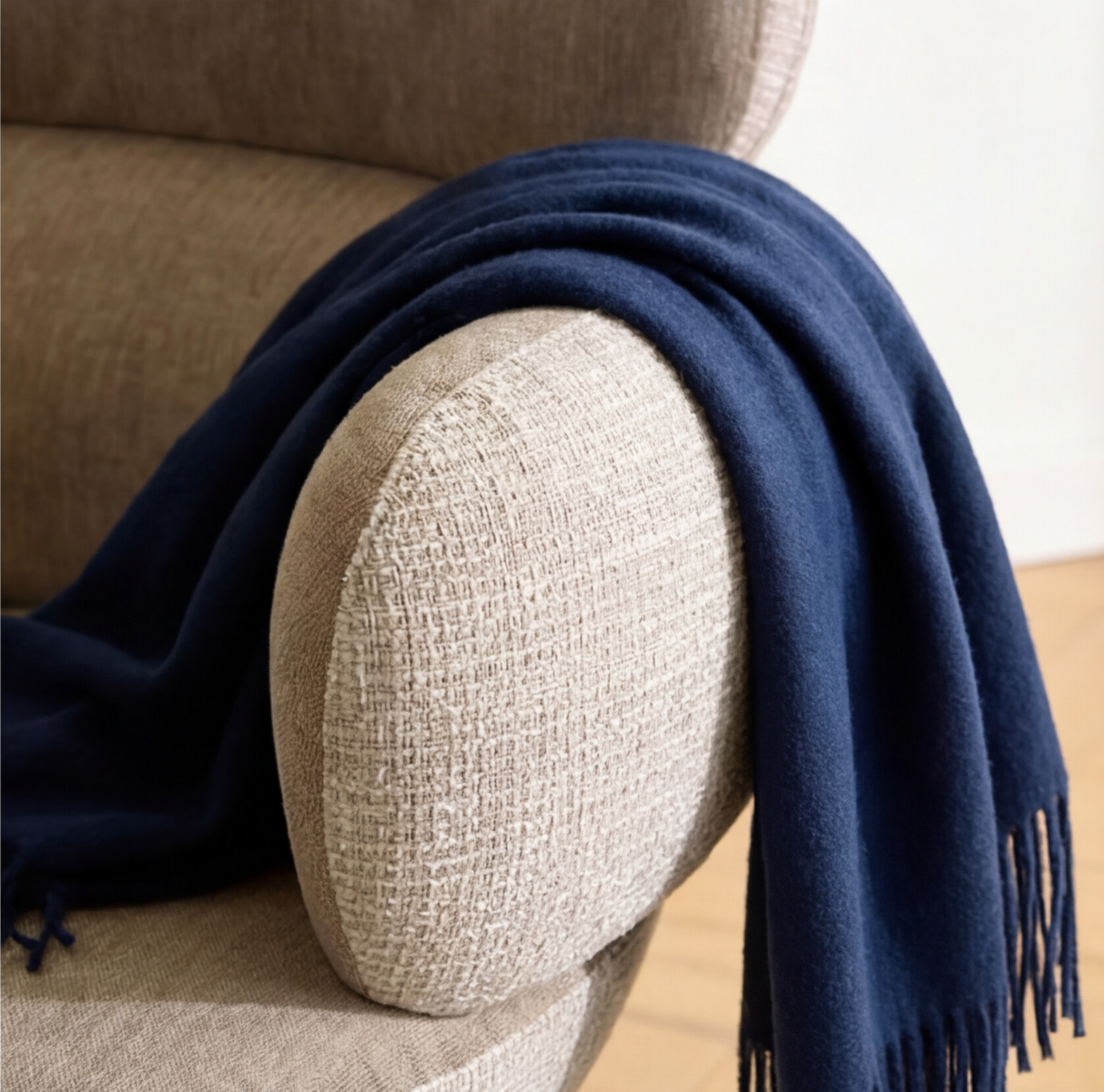 Fauteuil en tissu taupe et pieds en métal effet bois Aléa