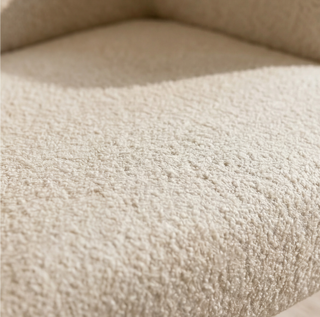 Fauteuil en tissu bouclette écru Kara