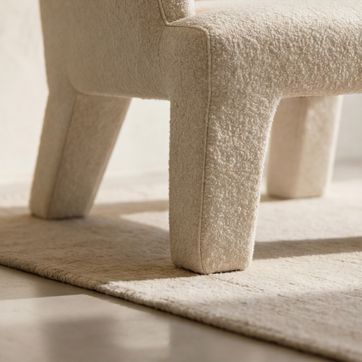 Fauteuil en tissu bouclette écru Kara