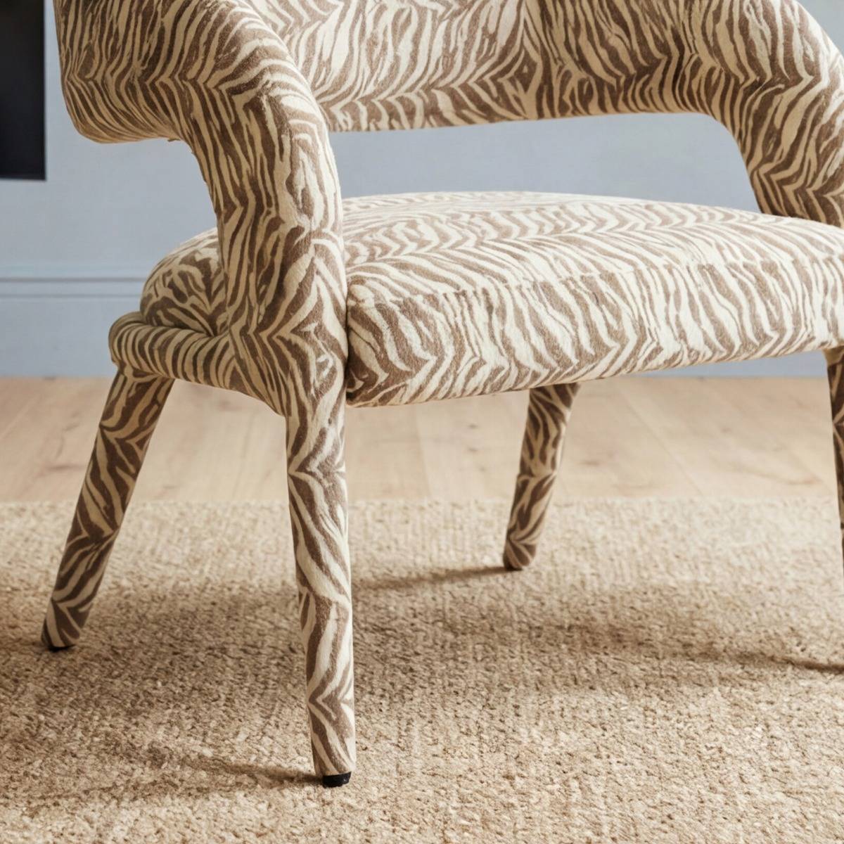 Fauteuil en tissu à motif zèbre Indira