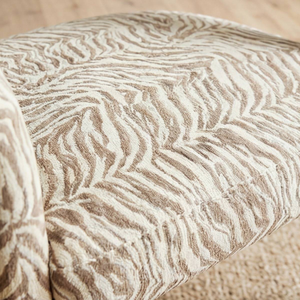 Fauteuil en tissu à motif zèbre Indira