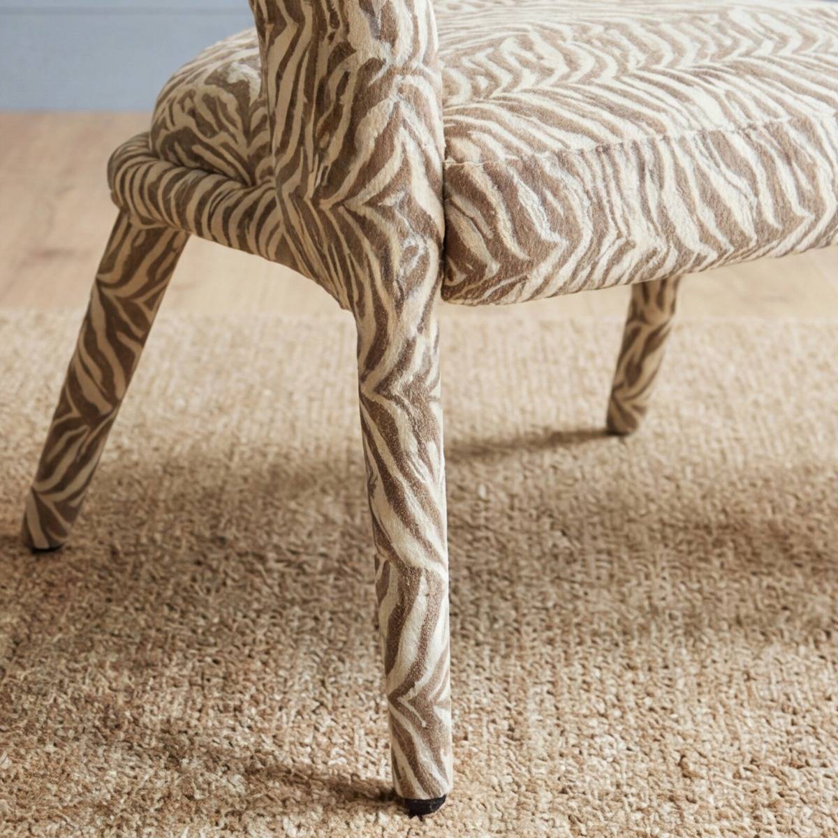 Fauteuil en tissu à motif zèbre Indira