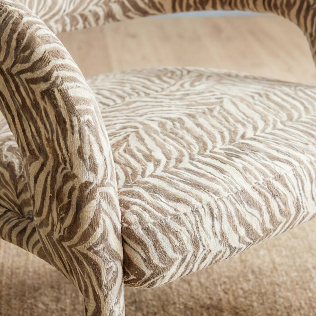 Fauteuil en tissu à motif zèbre Indira