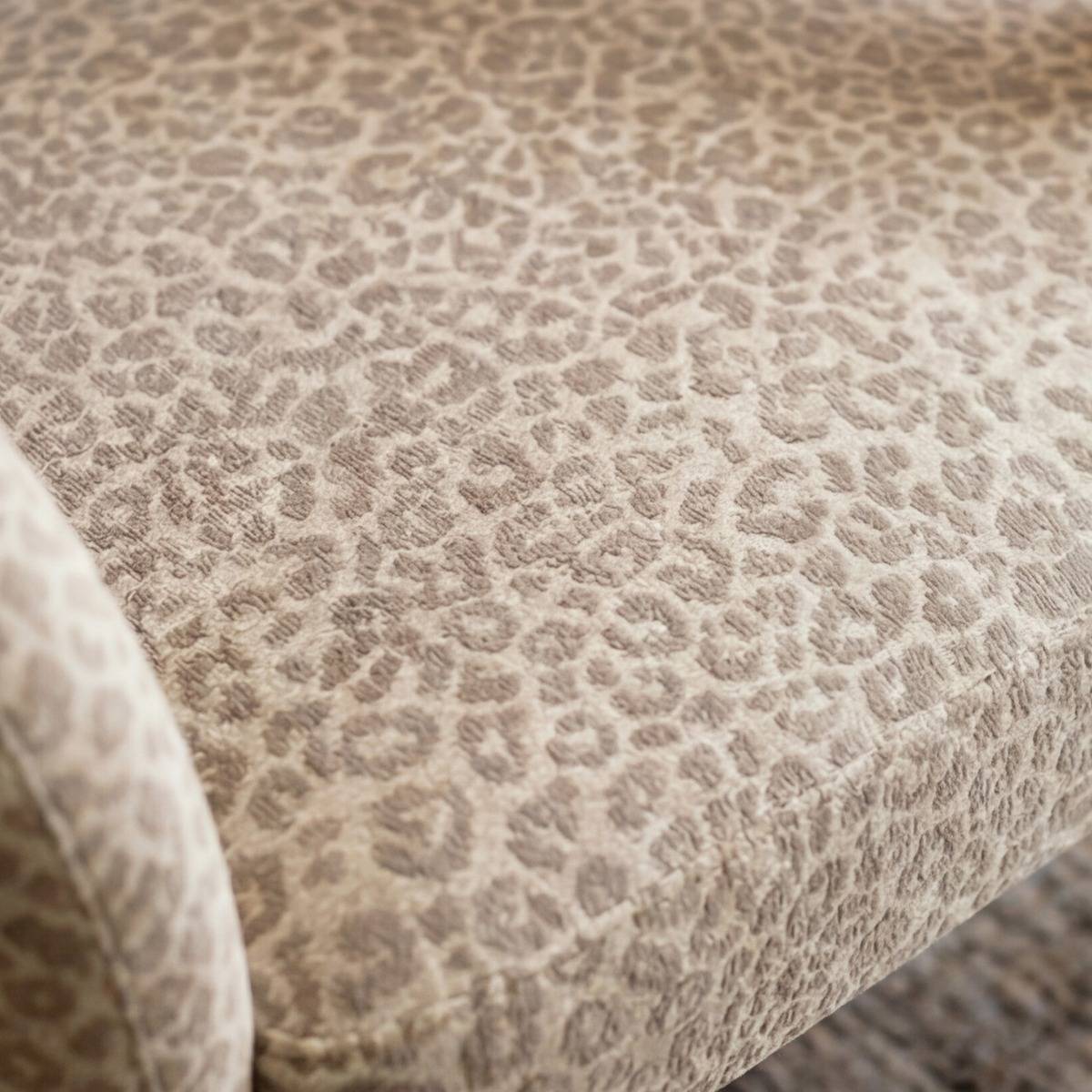 Fauteuil en tissu à motif léopard Indira
