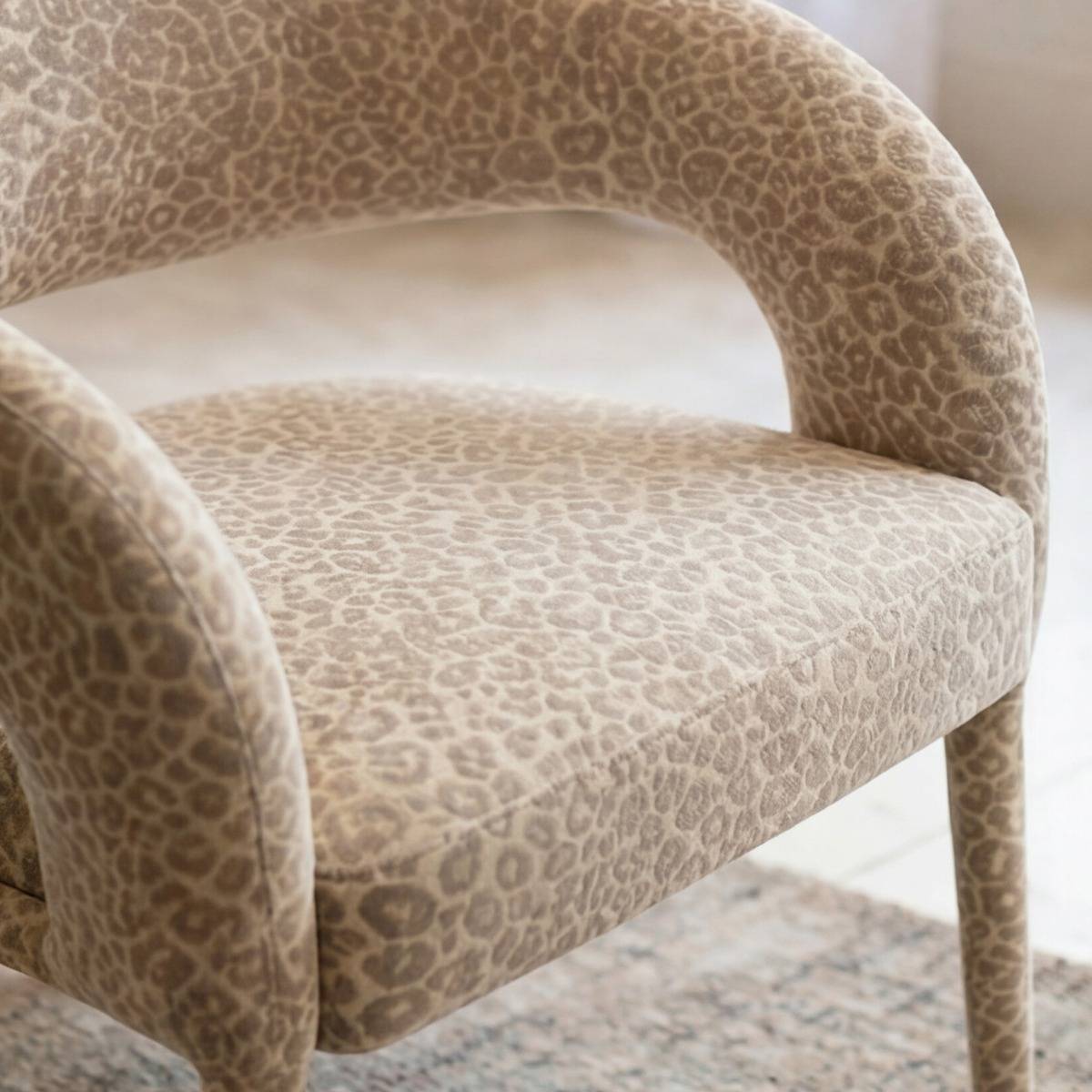 Fauteuil en tissu à motif léopard Indira
