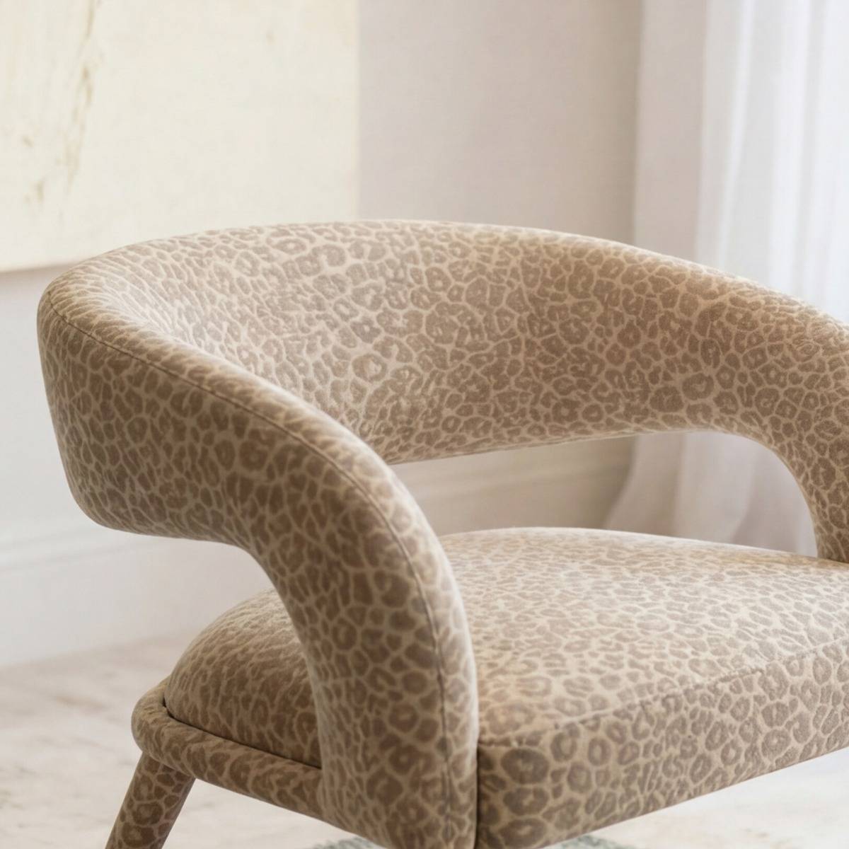 Fauteuil en tissu à motif léopard Indira