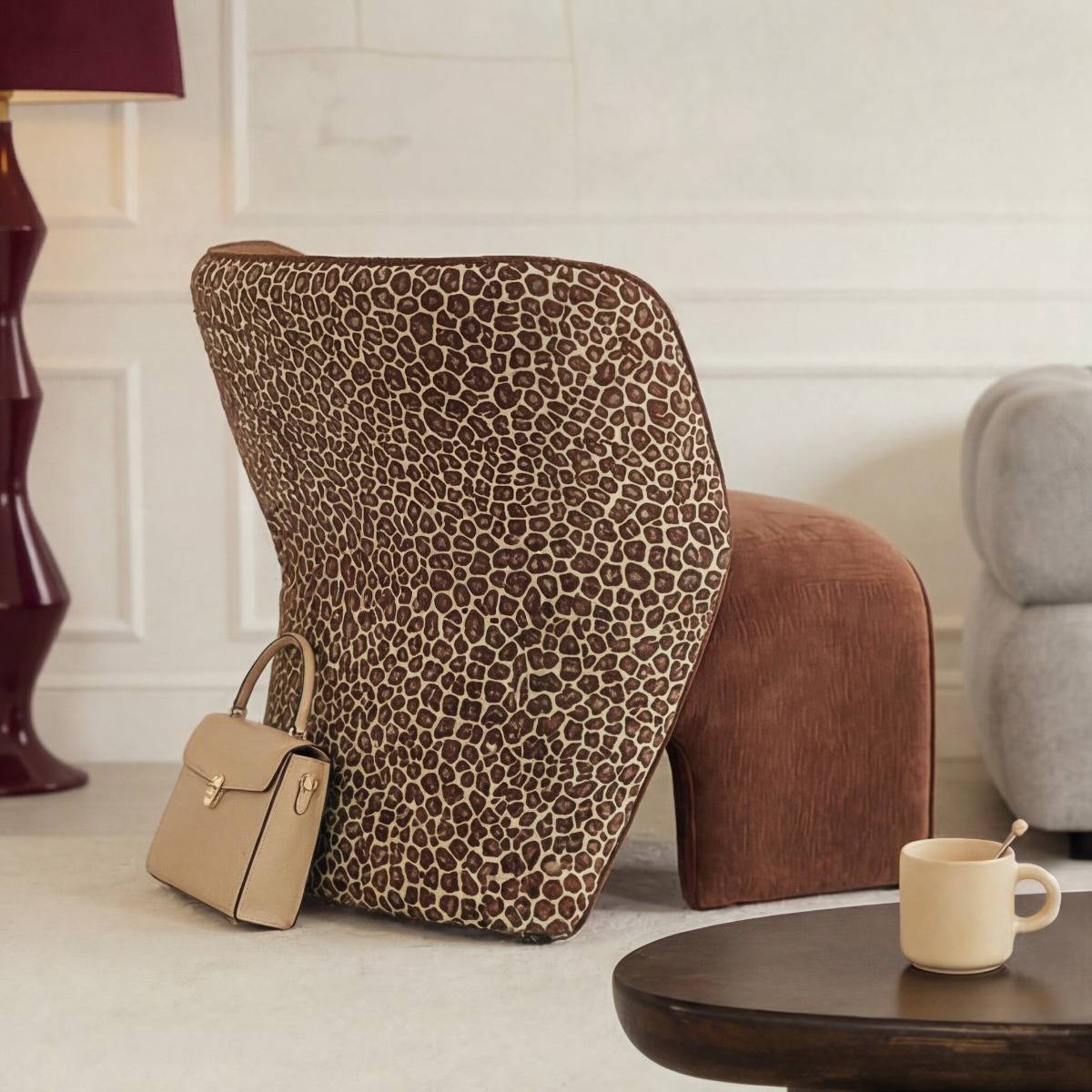 Fauteuil en tissu terracotta et motif léopard Indira