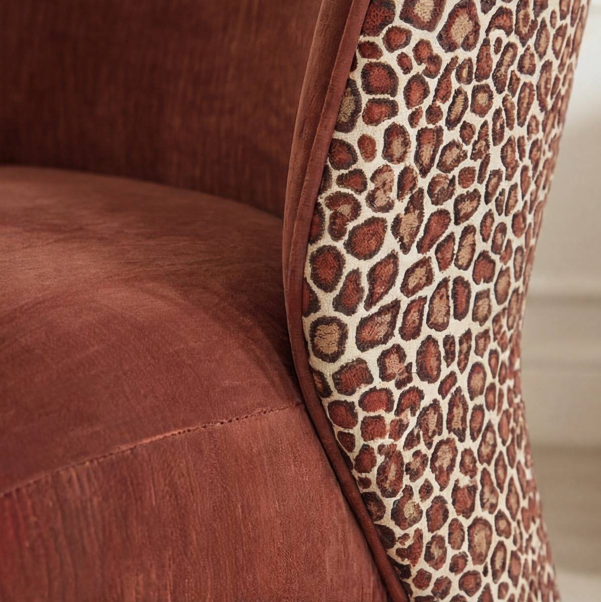 Fauteuil en tissu terracotta et motif léopard Indira
