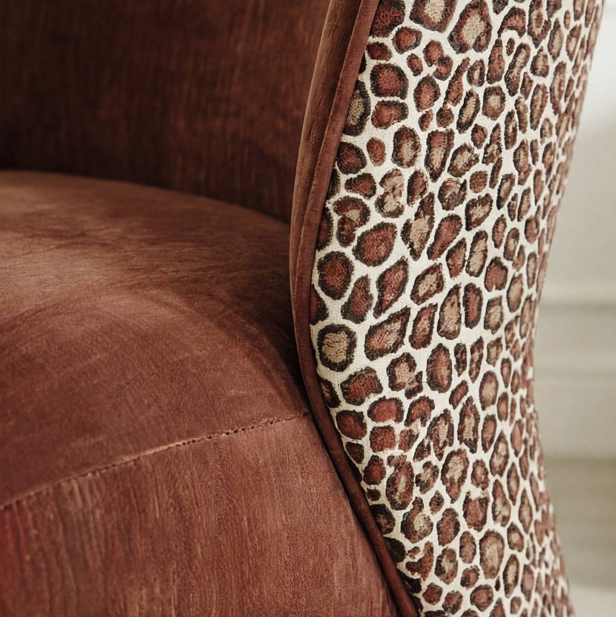 Fauteuil en tissu terracotta et motif léopard Indira