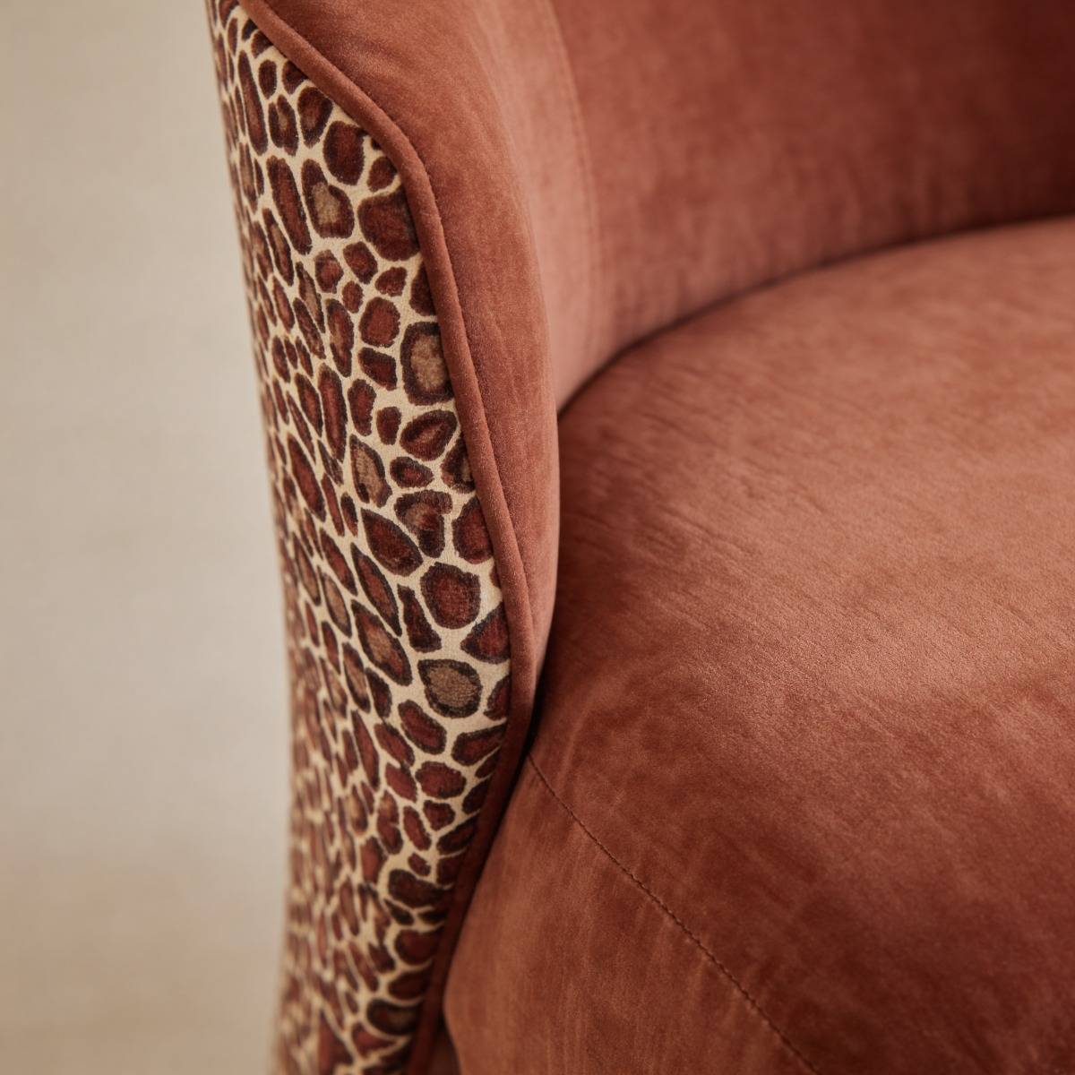 Fauteuil en tissu terracotta et motif léopard Indira
