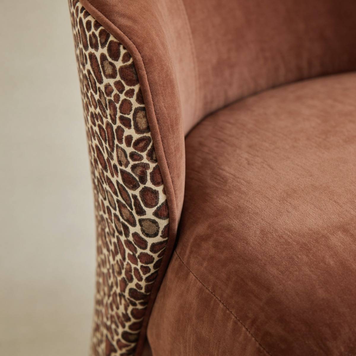 Fauteuil en tissu terracotta et motif léopard Indira