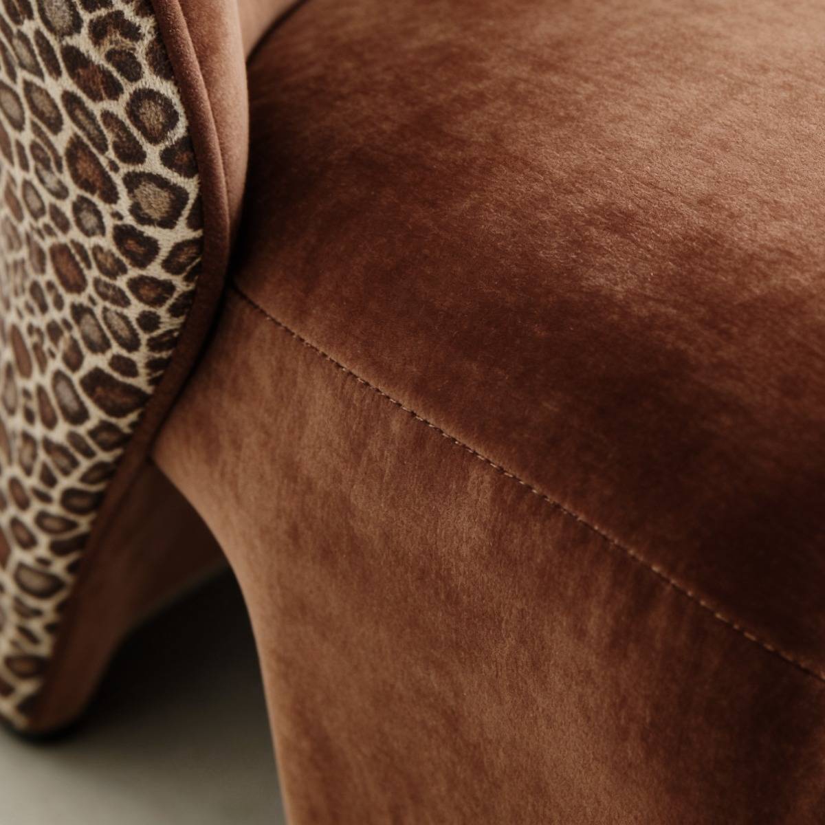 Fauteuil en tissu terracotta et motif léopard Indira