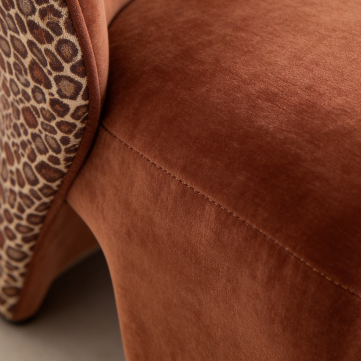 Fauteuil en tissu terracotta et motif léopard Indira