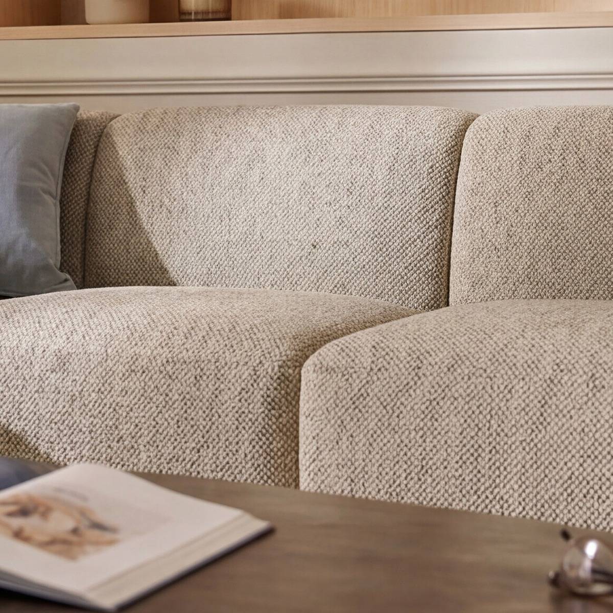 Canapé d'angle en tissu beige et pieds en bois Sacha