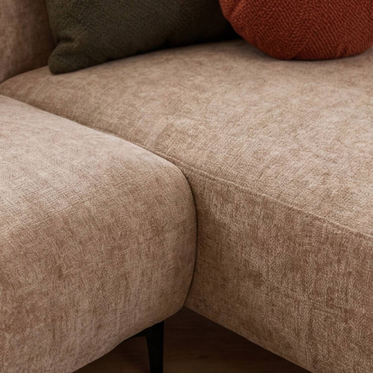 Canapé d'angle en tissu marron et pieds en bois Sacha