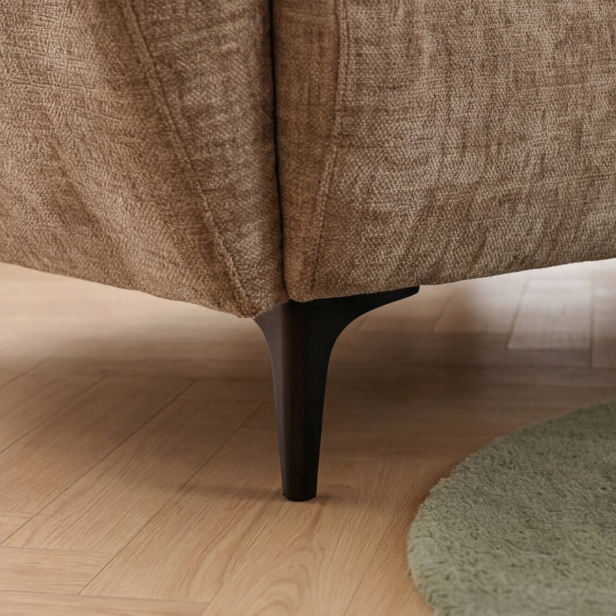 Canapé d'angle en tissu marron et pieds en bois Sacha